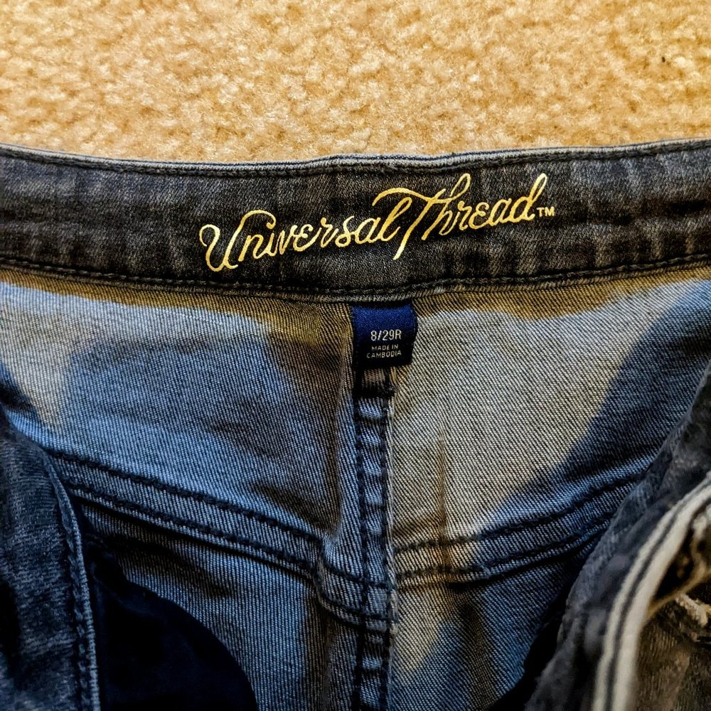Universal Thread Distressed Dark Gary Jeans